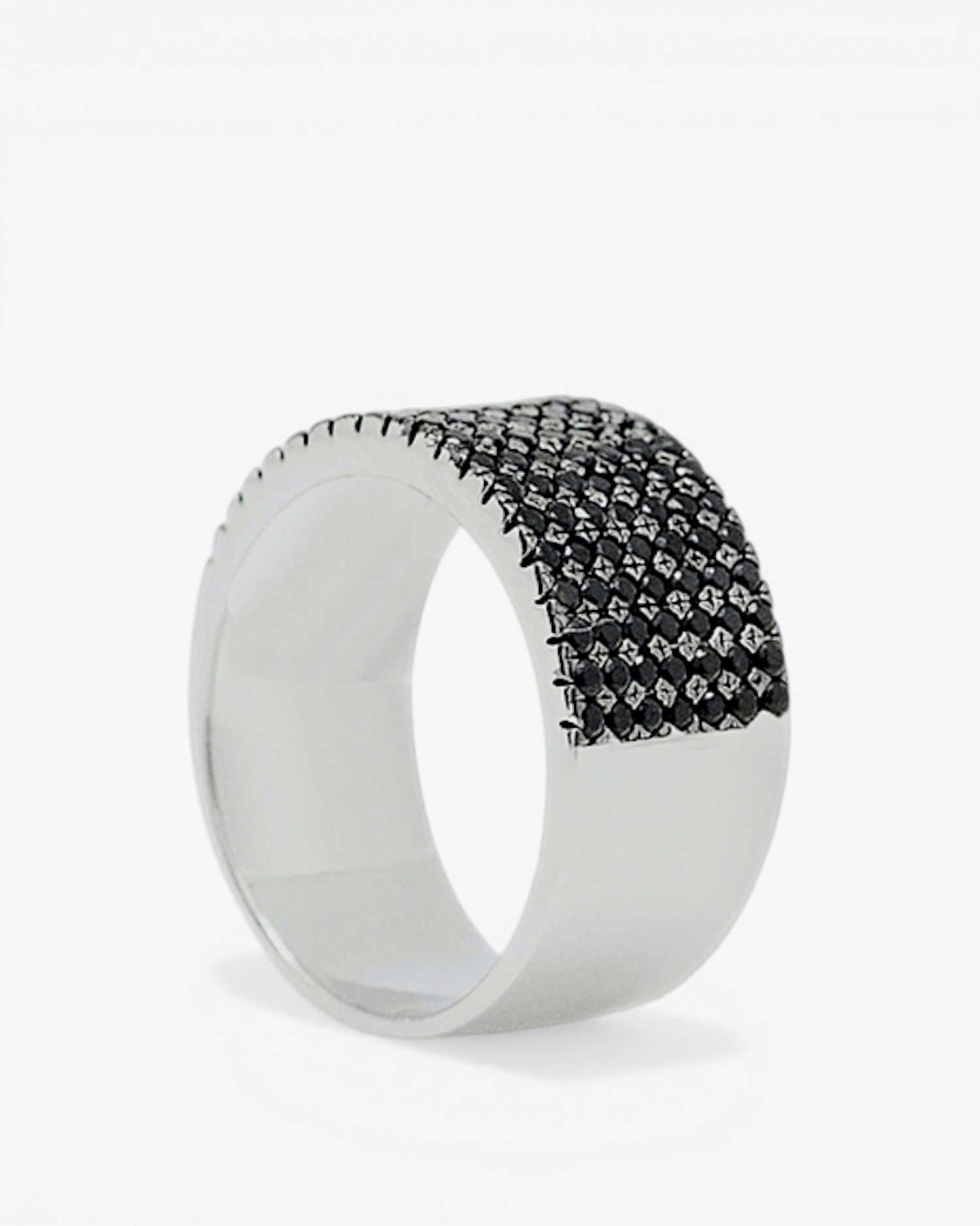 Anillos circonitas en tono negro y diseño ancho