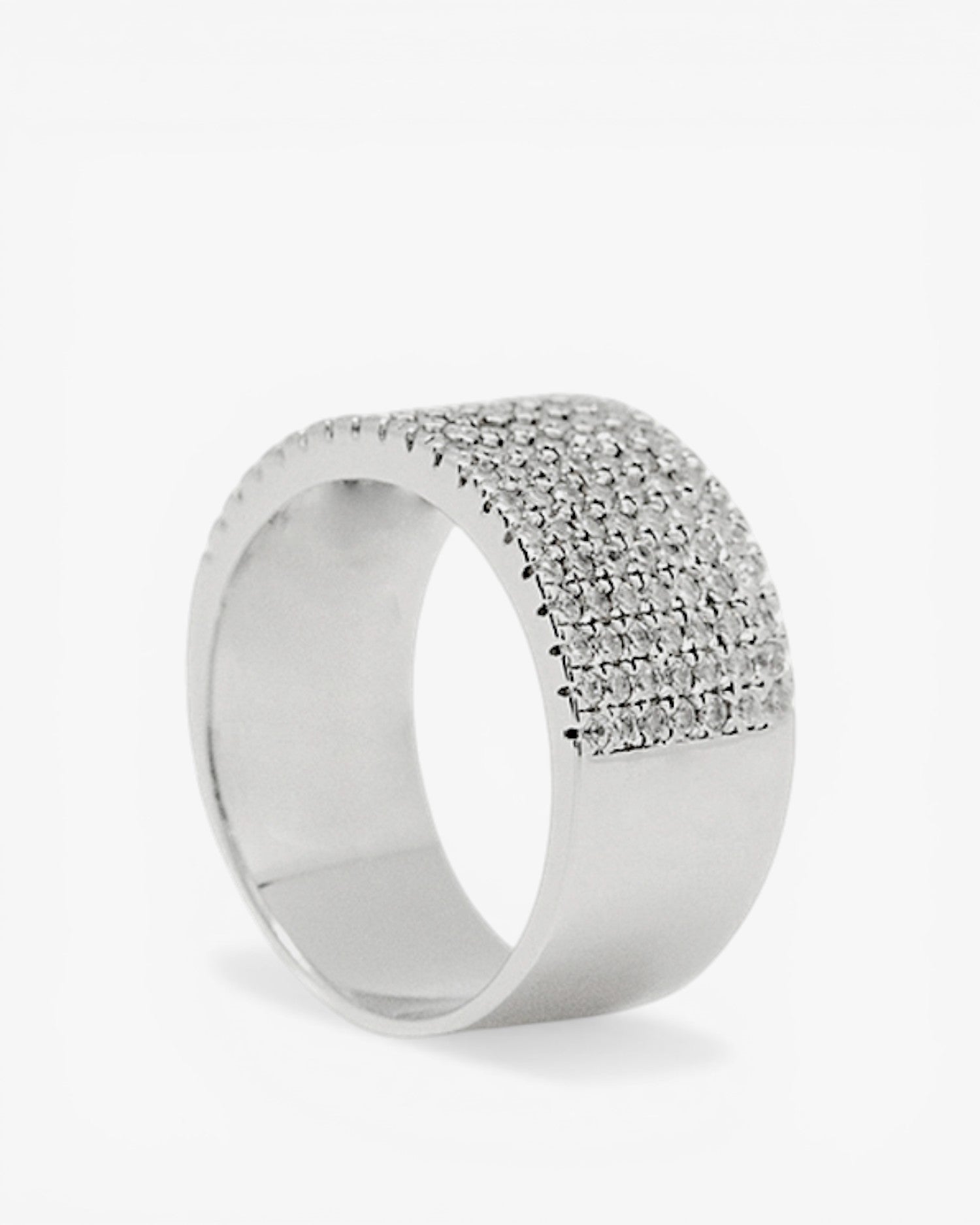 Anillos circonitas con diseño ancho y elegante