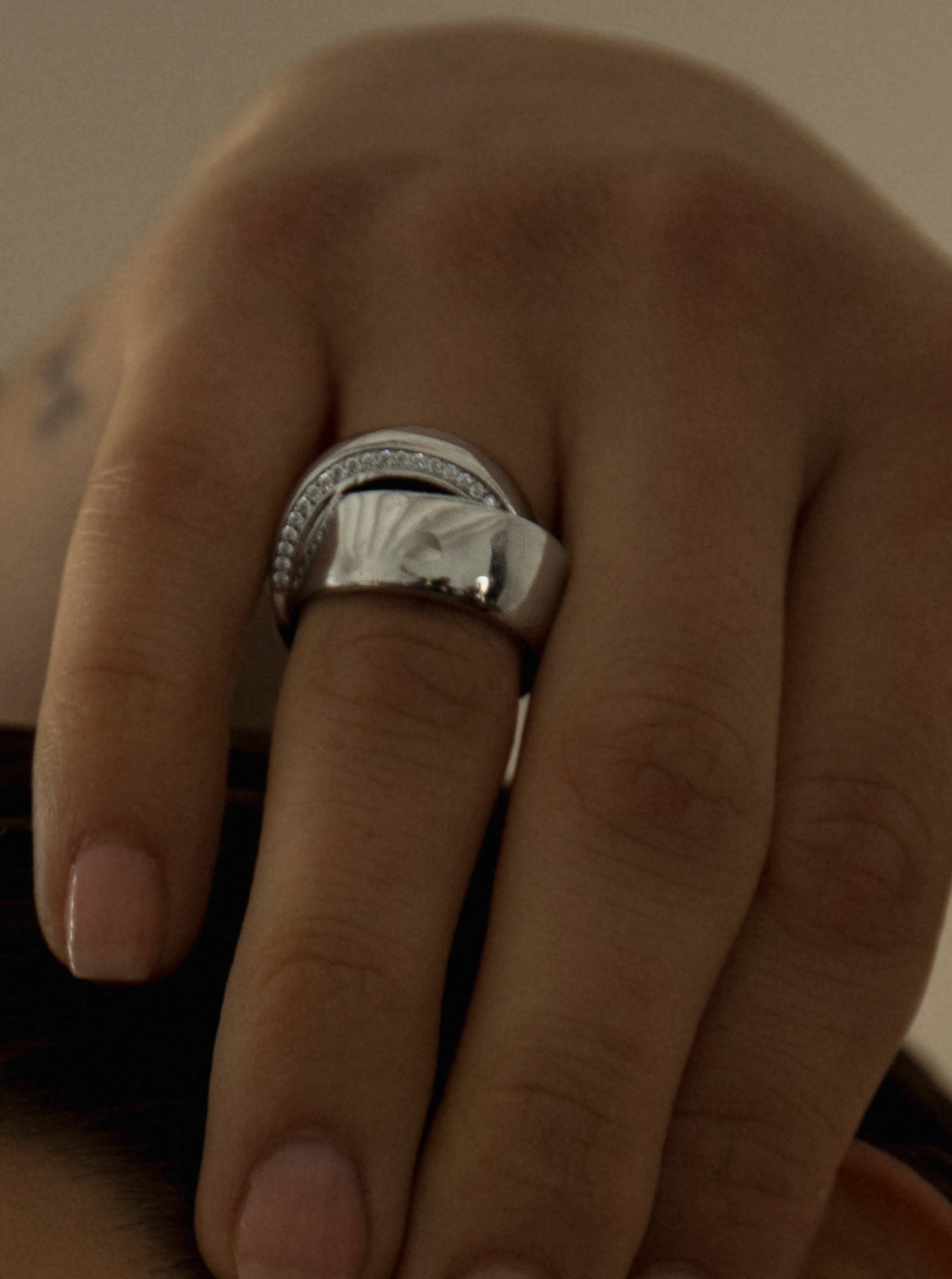 Grandes bagues ornées d'un motif curviligne entrelacé et de zirconiums cubiques