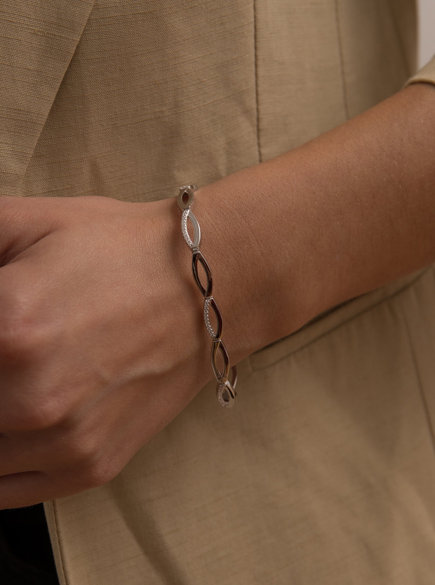 Pulsera eslabones plata diseño entrelazado ovalado