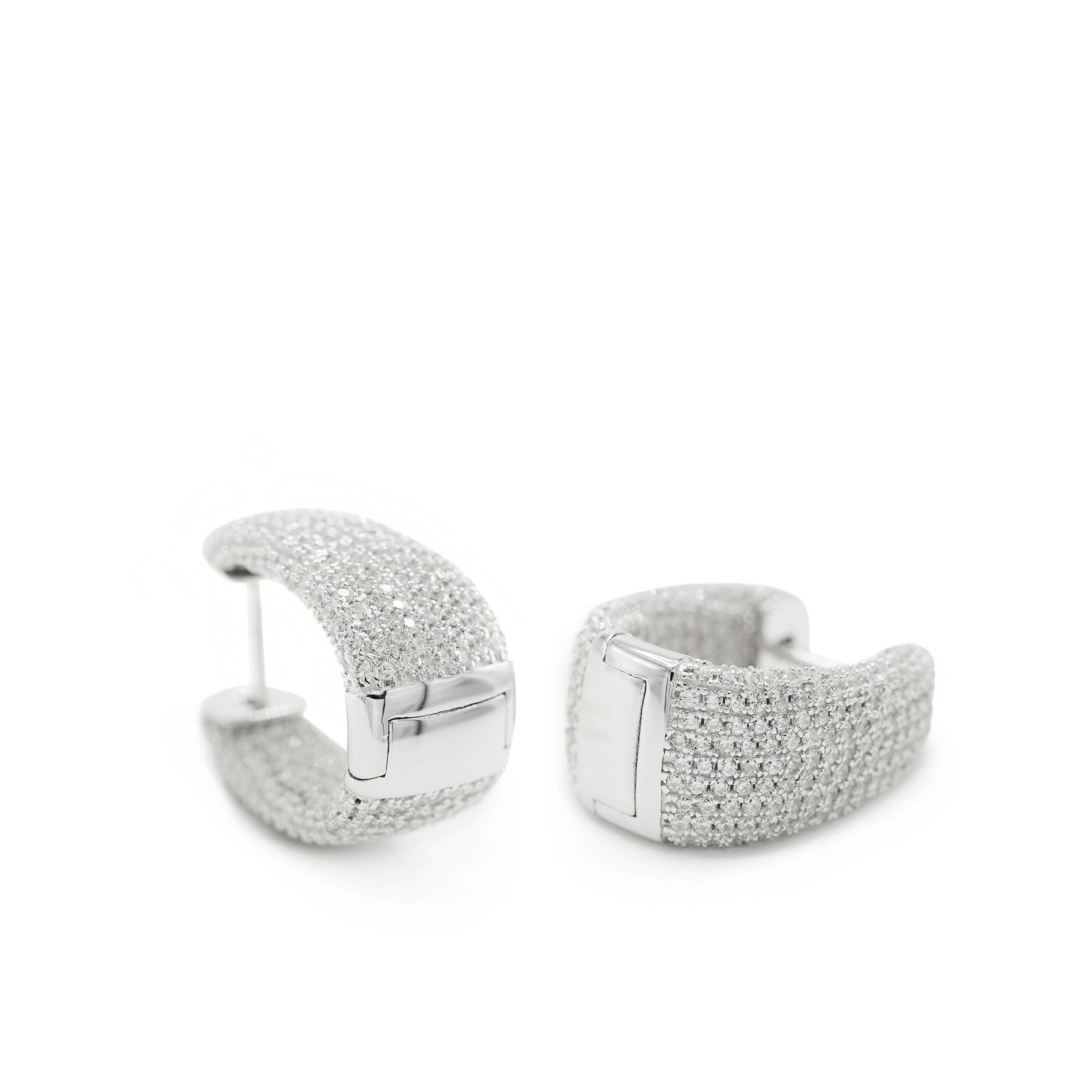 Boucles d'oreilles créoles design épais avec sertissage total de zircons