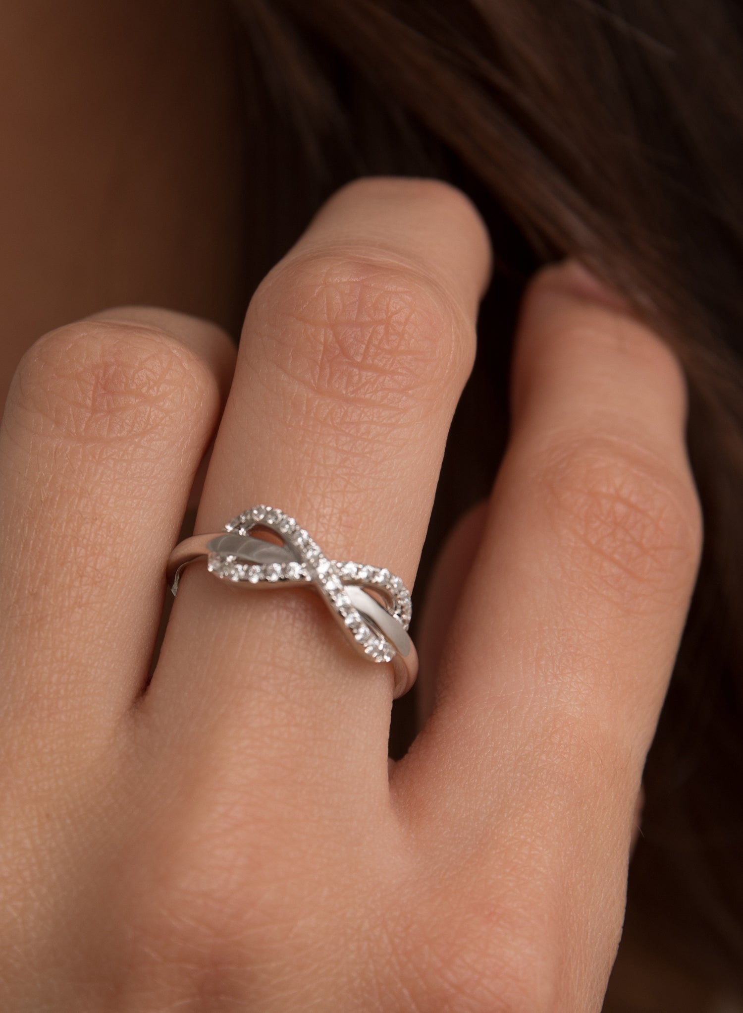 Rings fins de argent avec zircons design de infini