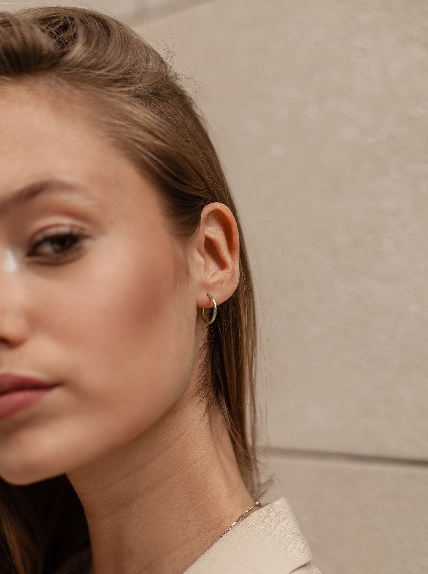 Pendientes aro de plata pequeños muy finos y elegantes modelo dorado