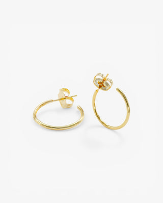 Petites boucles d'oreilles créoles en argent avec un design en or fin et élégant