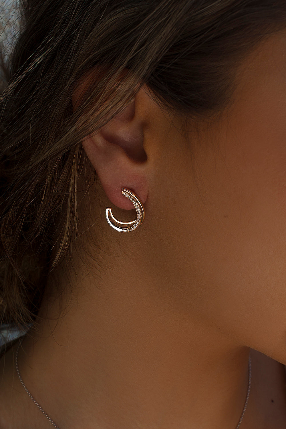 Pendientes bicolor de plata bañada en rosa con circonitas.