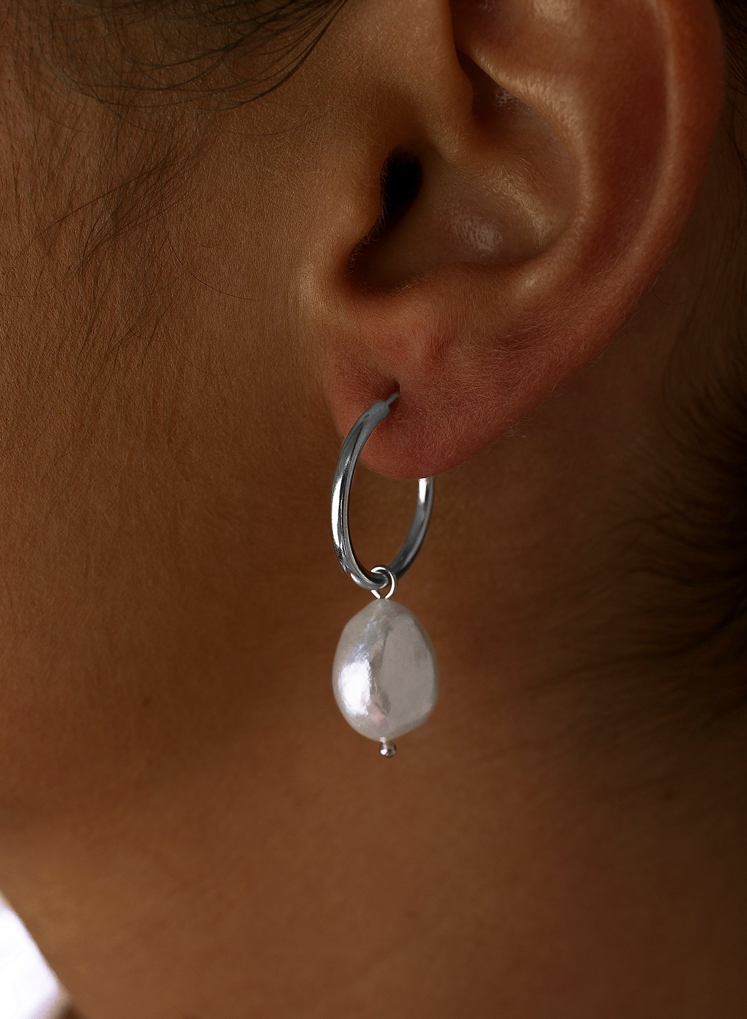 Boucles d'oreilles créoles en argent avec pendentif en perle naturelle