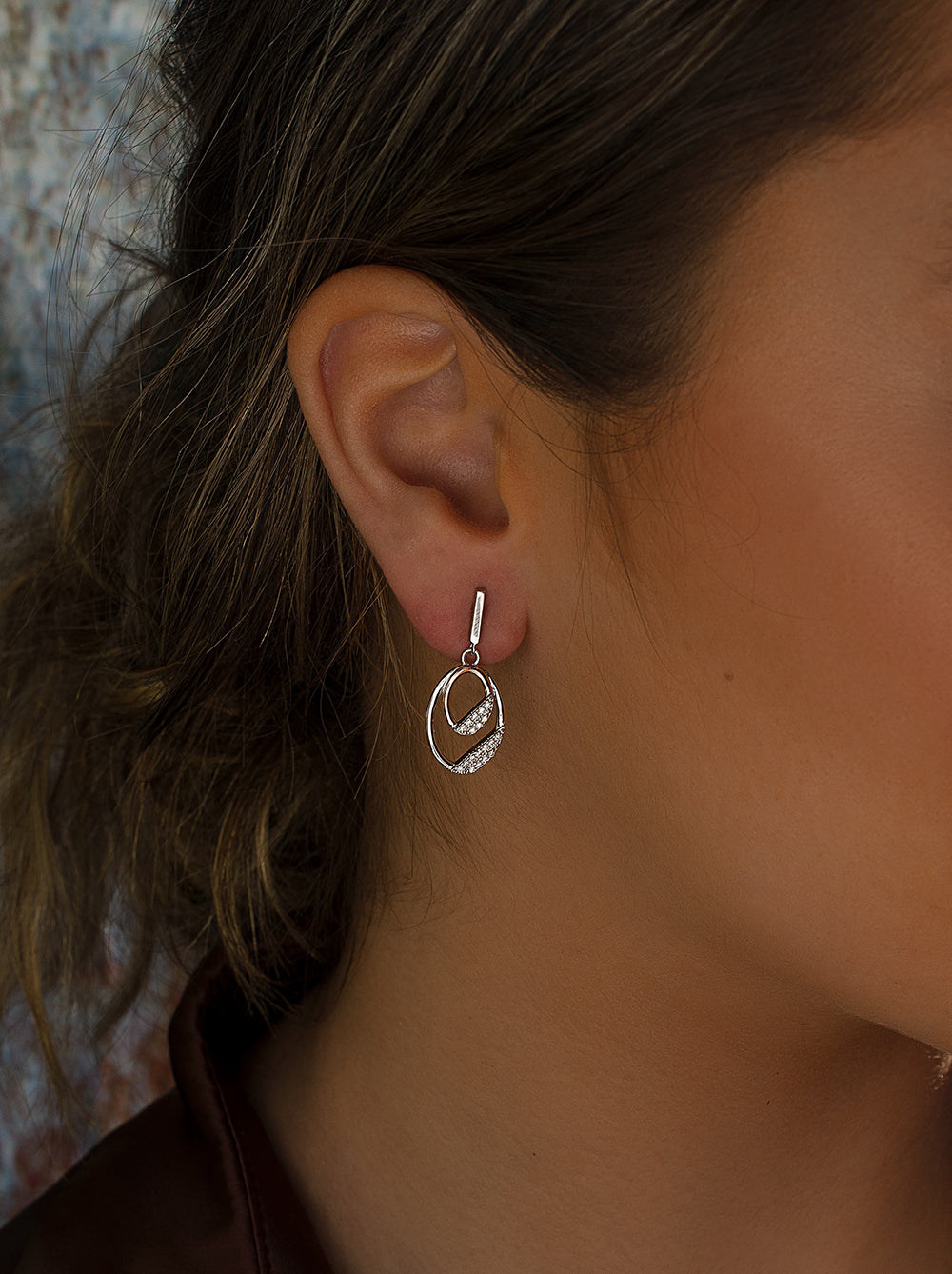 Pendientes bicolor plata y circonitas colgantes con detalle en rosa