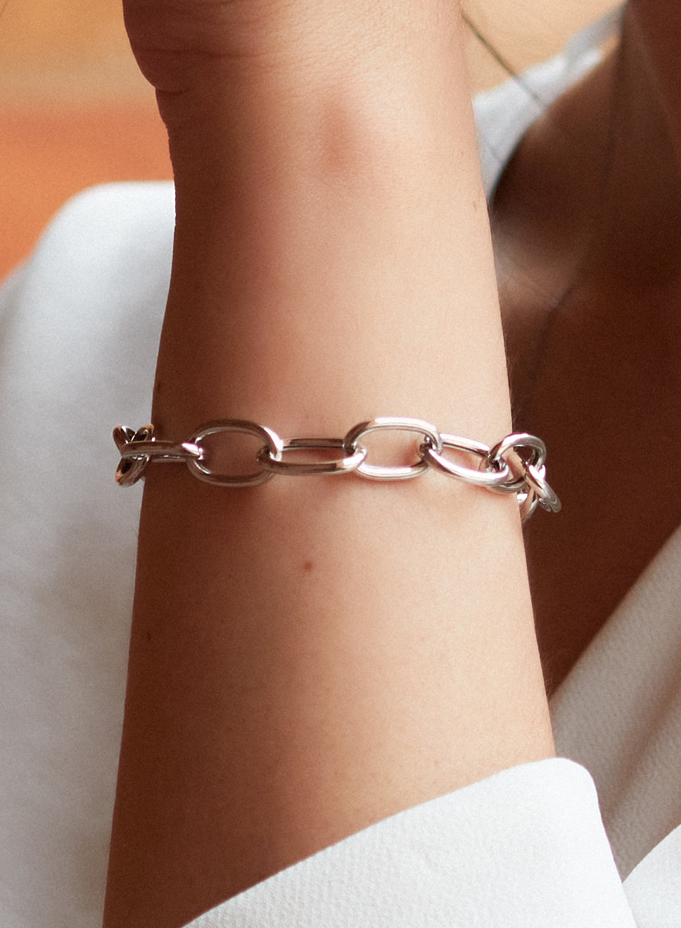 Bracelet à maillons argentés avec une chaîne lisse au design élégant