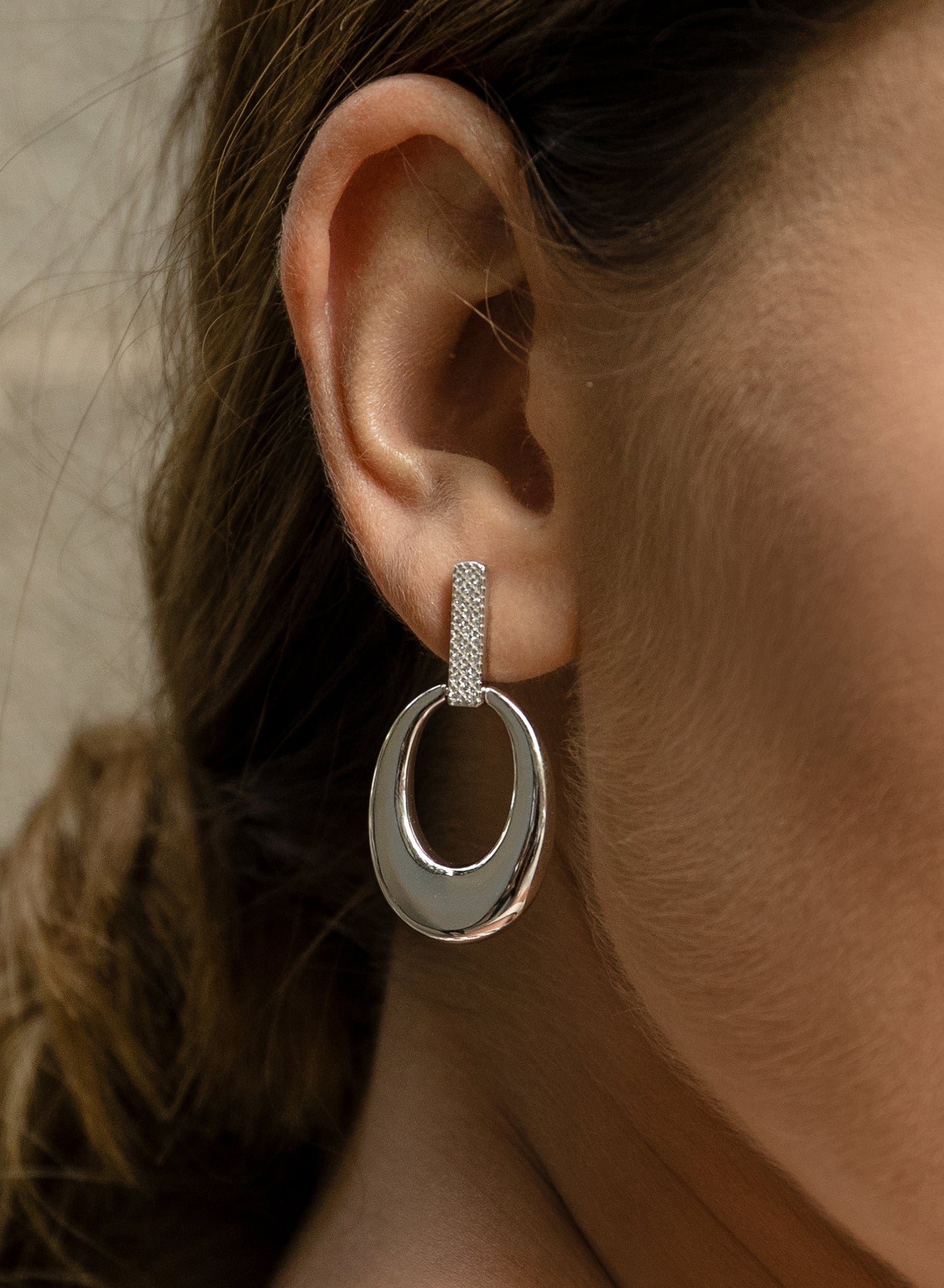 Pendientes largos plata circulares con enganche de circonita