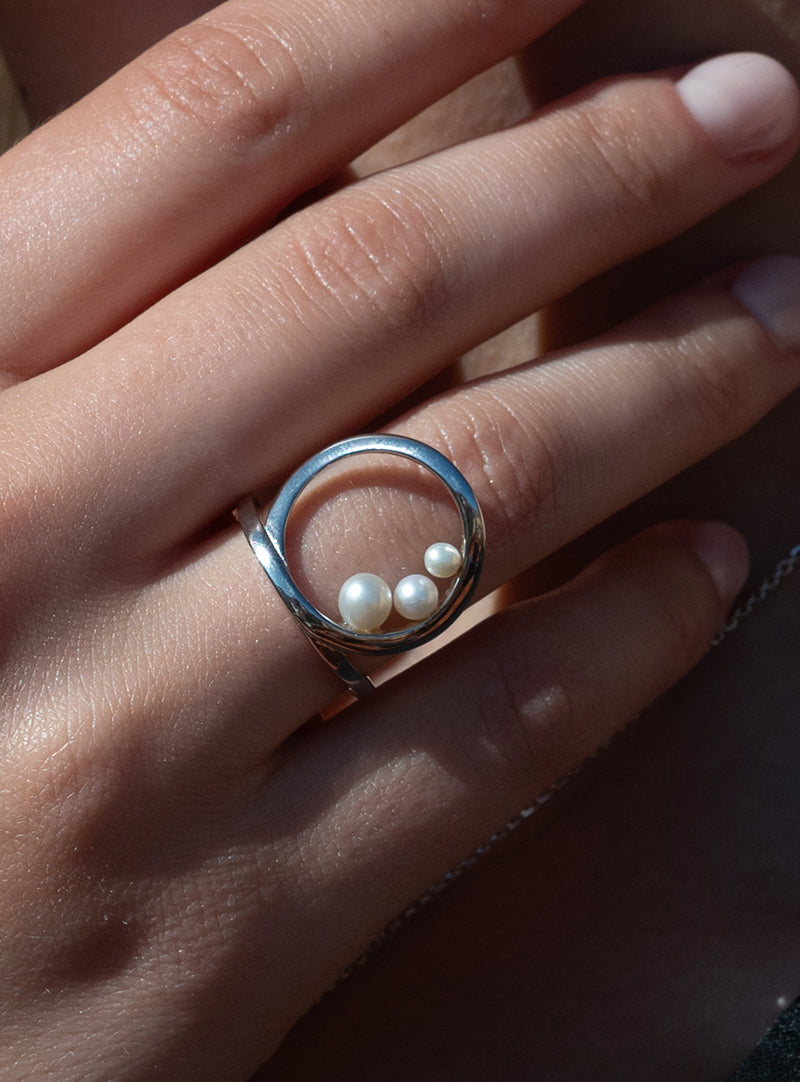 Anillos con perlas de plata diseño circular entrelazado