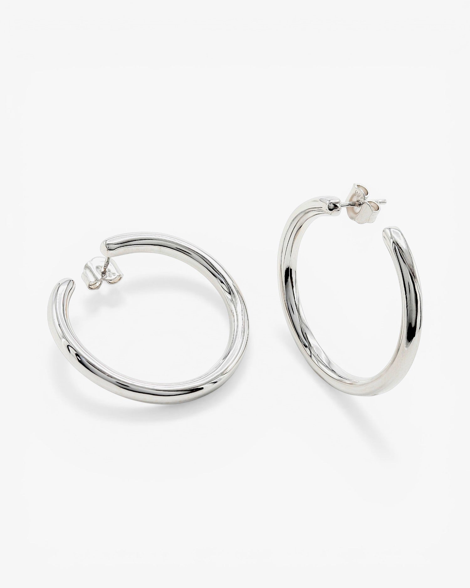 Boucles d'oreilles créoles argentées à motif tubulaire et latéral