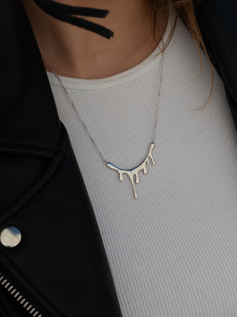 Original silver necklaces with a drip design
