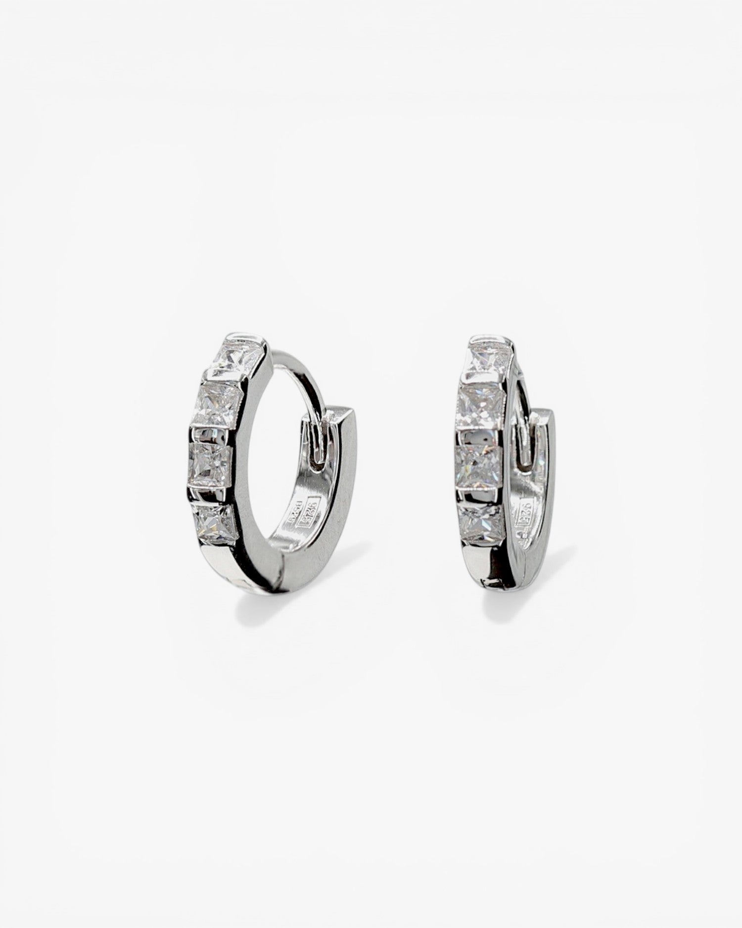 Boucles d'oreilles créoles très petites ornées de zirconiums cubiques taille princesse