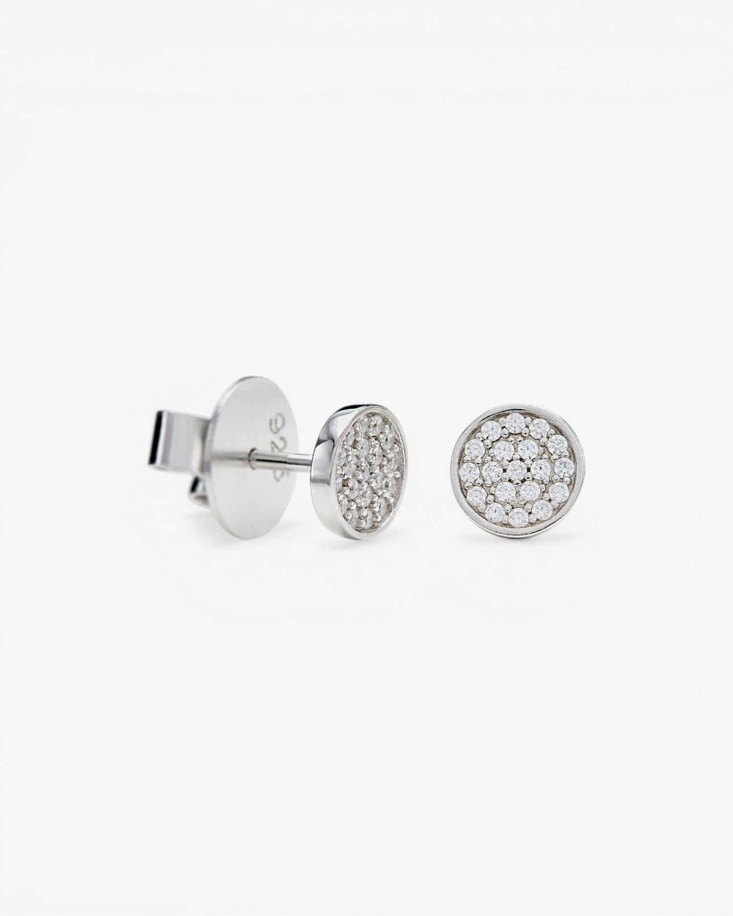 Petites boucles d'oreilles argentées, silhouette de cercle brillant
