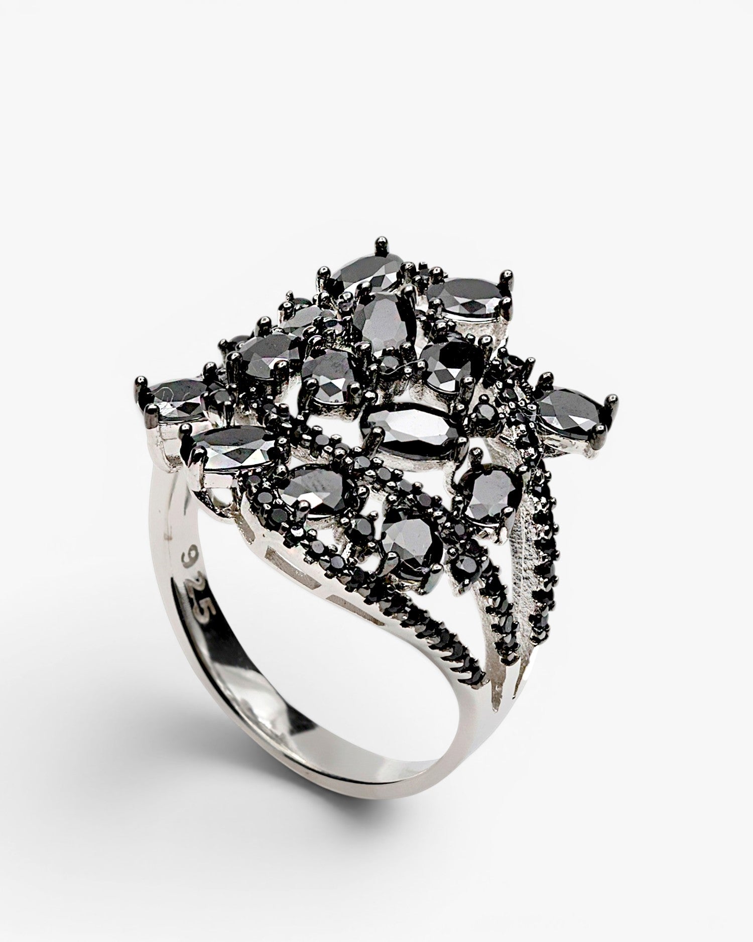 Anillos anchos de circonita estilo floral color negro