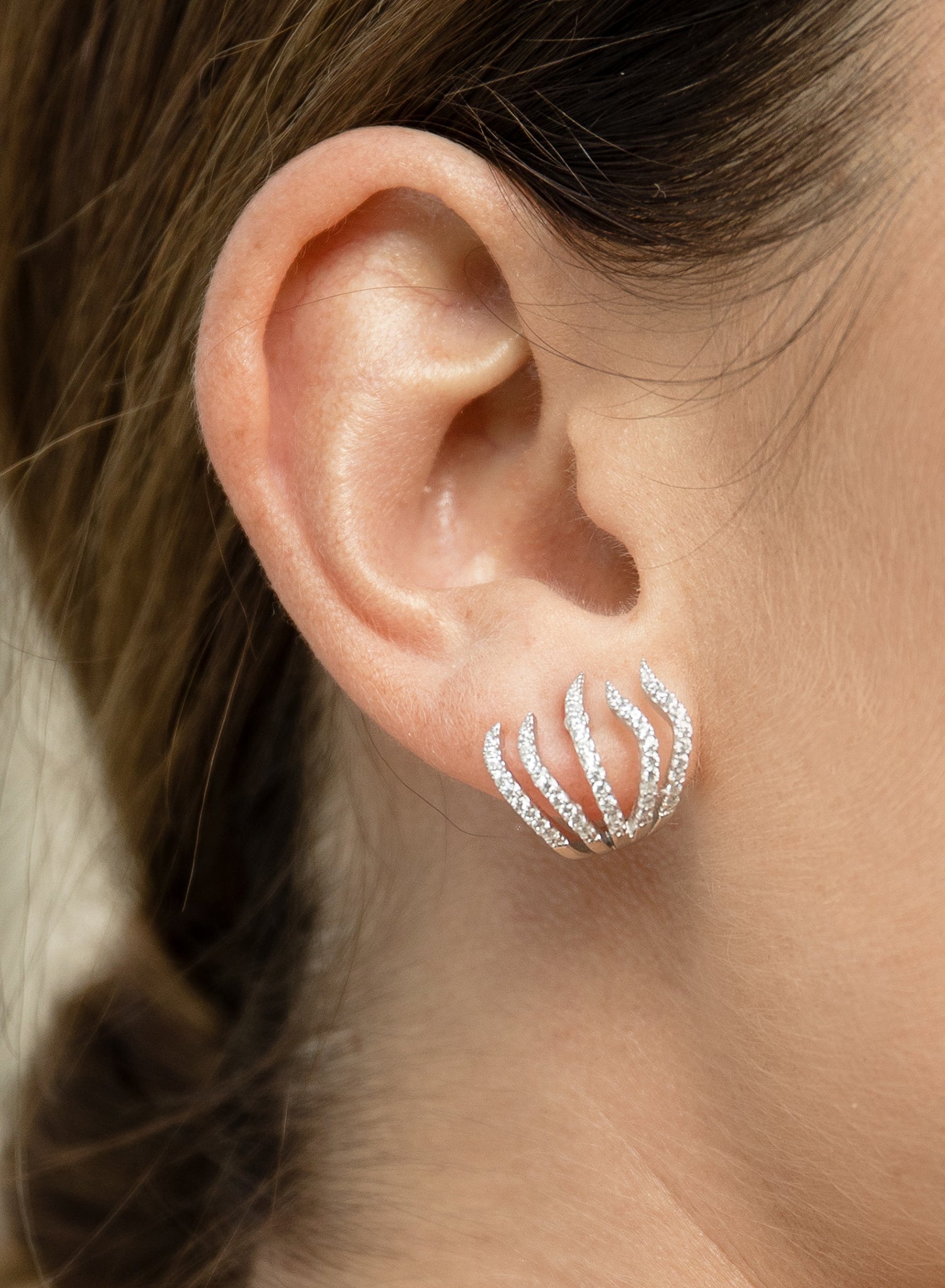 Boucles d'oreilles originales en argent, serties de zirconiums cubiques et ornées d'un design à 5 griffes