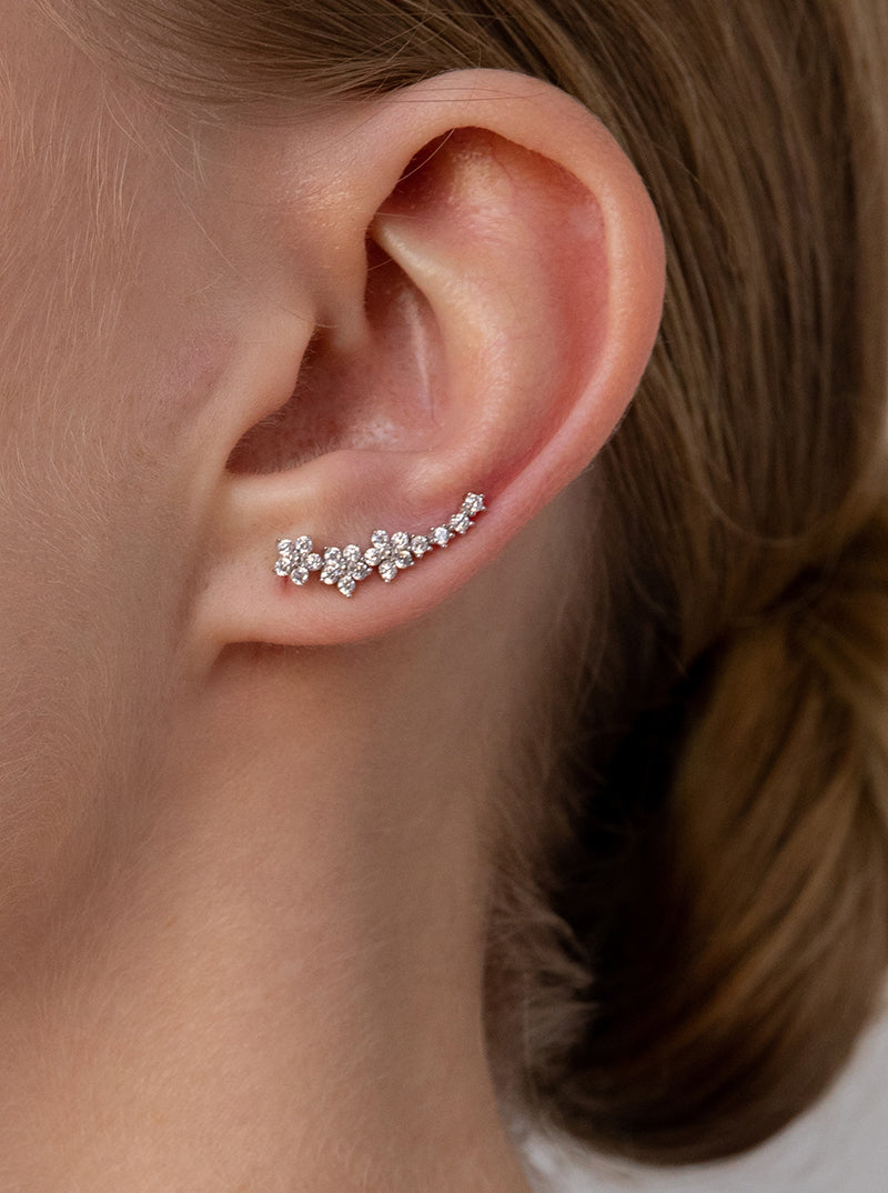 Boucles d'oreilles grimpeurs de argent avec motif de flor avec zircons zircons