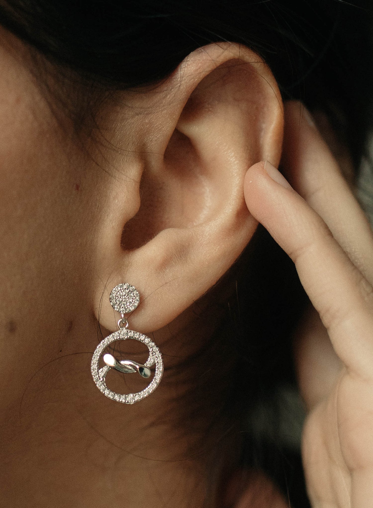 Pendientes con colgantes motivo de nudo con circonitas