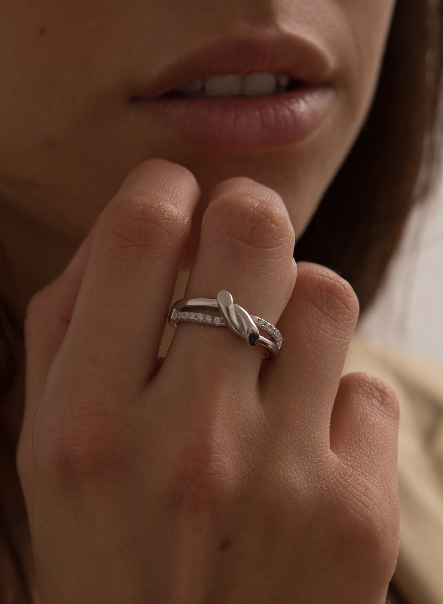 Anillos finos motivo de nudo y circonitas