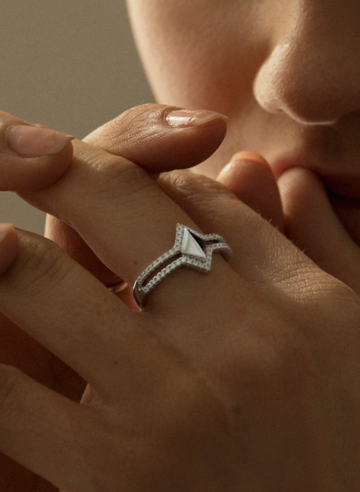 Bagues en zircone à deux pistes et losange central