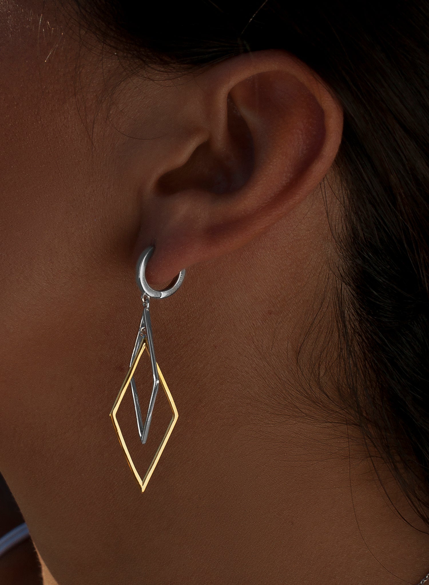 Pendientes bicolor de plata largos con diseño de rombos
