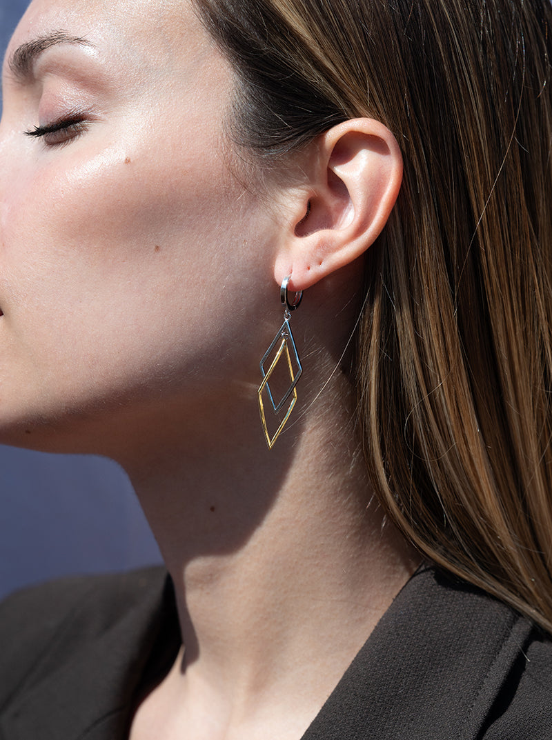 Pendientes bicolor de plata largos con diseño de rombos