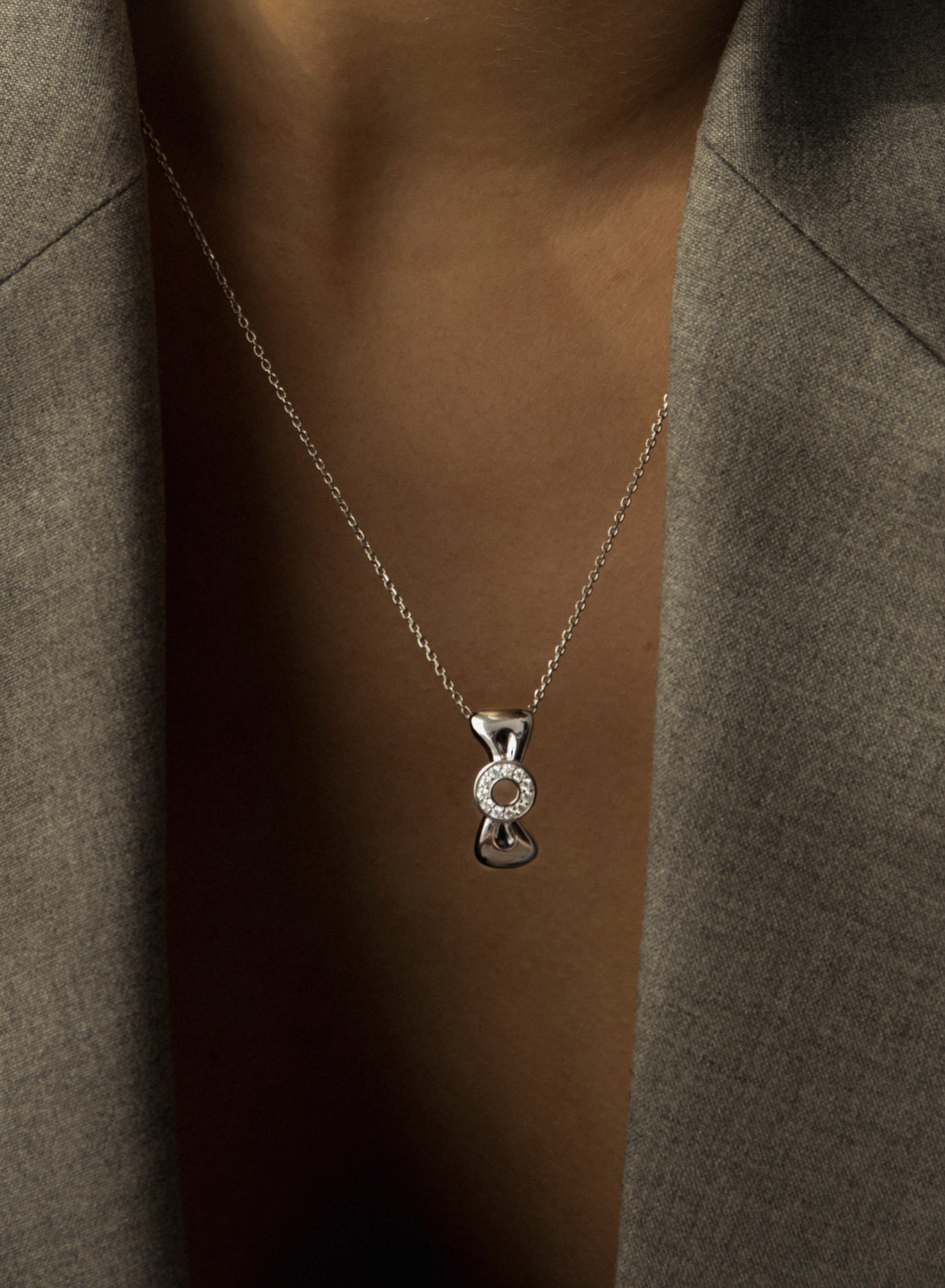 Colgantes pequeños de plata con motivo de circulo en el centro y circonitas