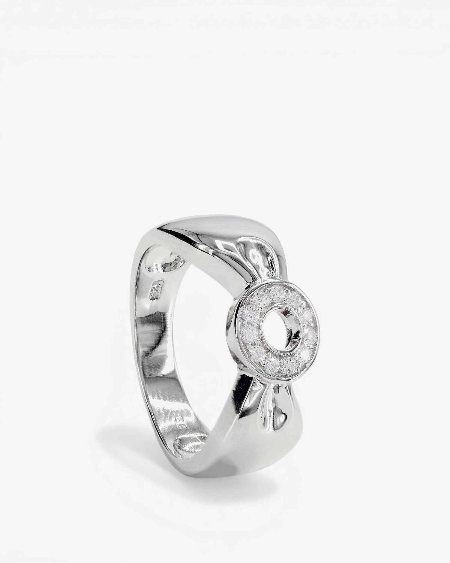 Anillo circonitas diseño de lazo con motivo circular