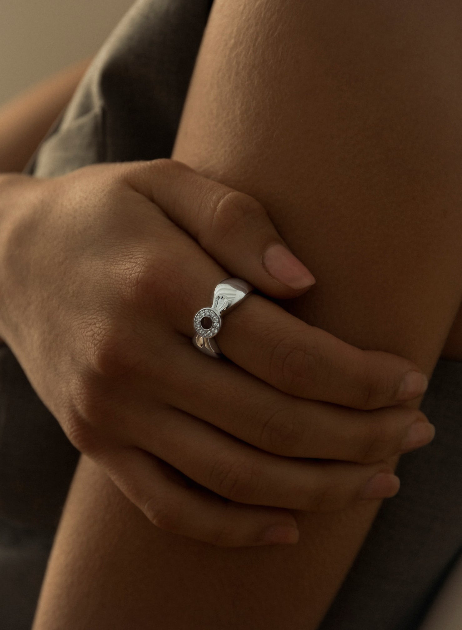 Anillo circonitas diseño de lazo con motivo circular
