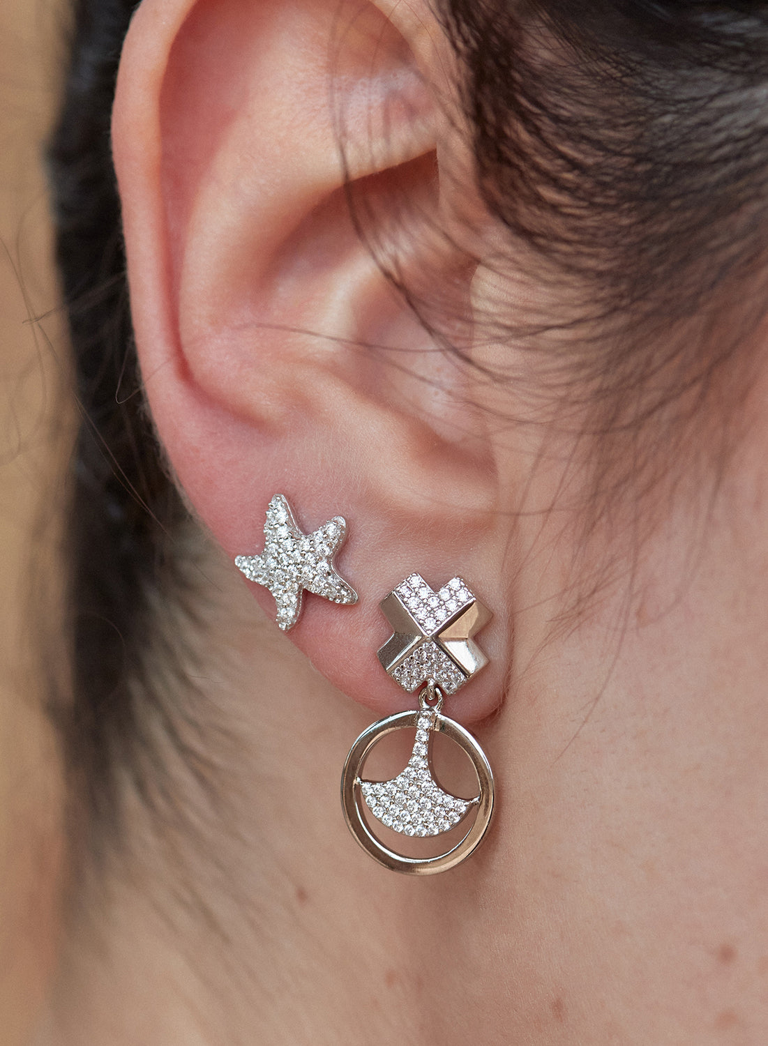 Pendientes brillantes pequeños motivo de estrella y circonitas