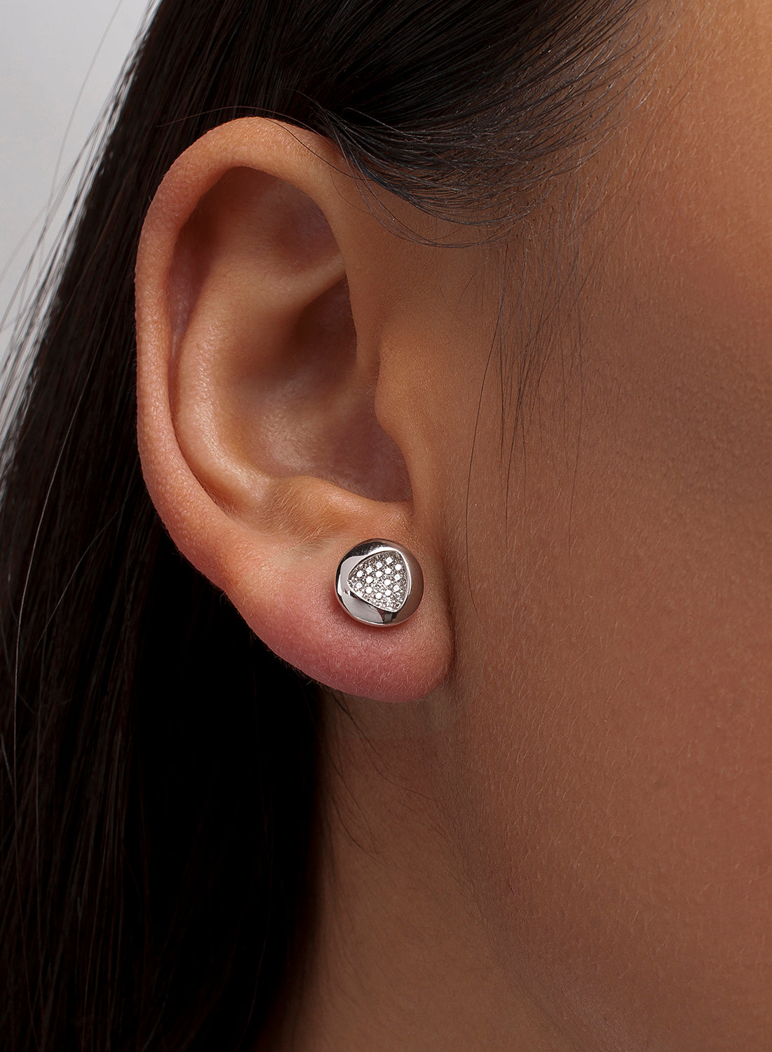 Pendientes pequeños plata brillantes con silueta triángulo y circonitas