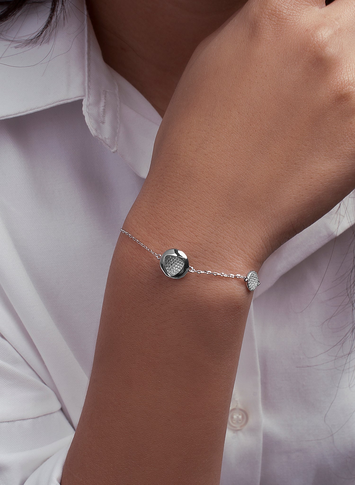 Pulseras finas de plata con silueta triangular y circonitas
