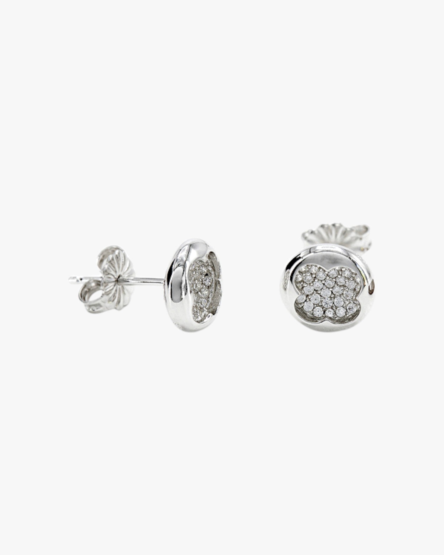 Pendientes pequeños plata brillantes con silueta de flor y circonitas