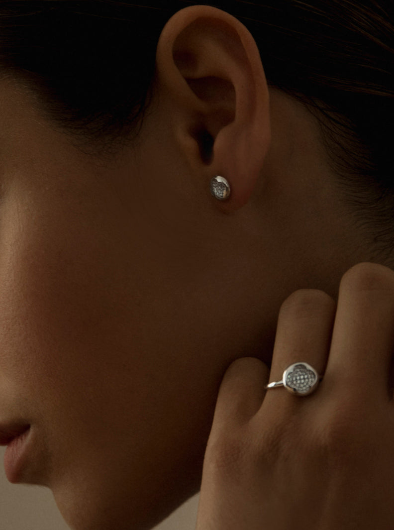 Pendientes pequeños plata brillantes con silueta de flor y circonitas