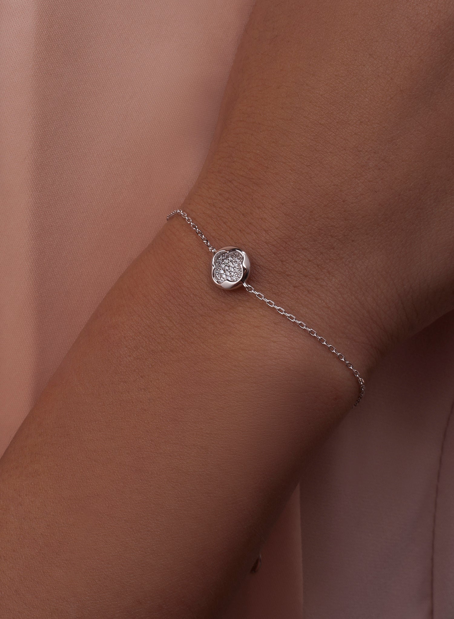 Pulseras finas de plata con silueta floral y circonitas