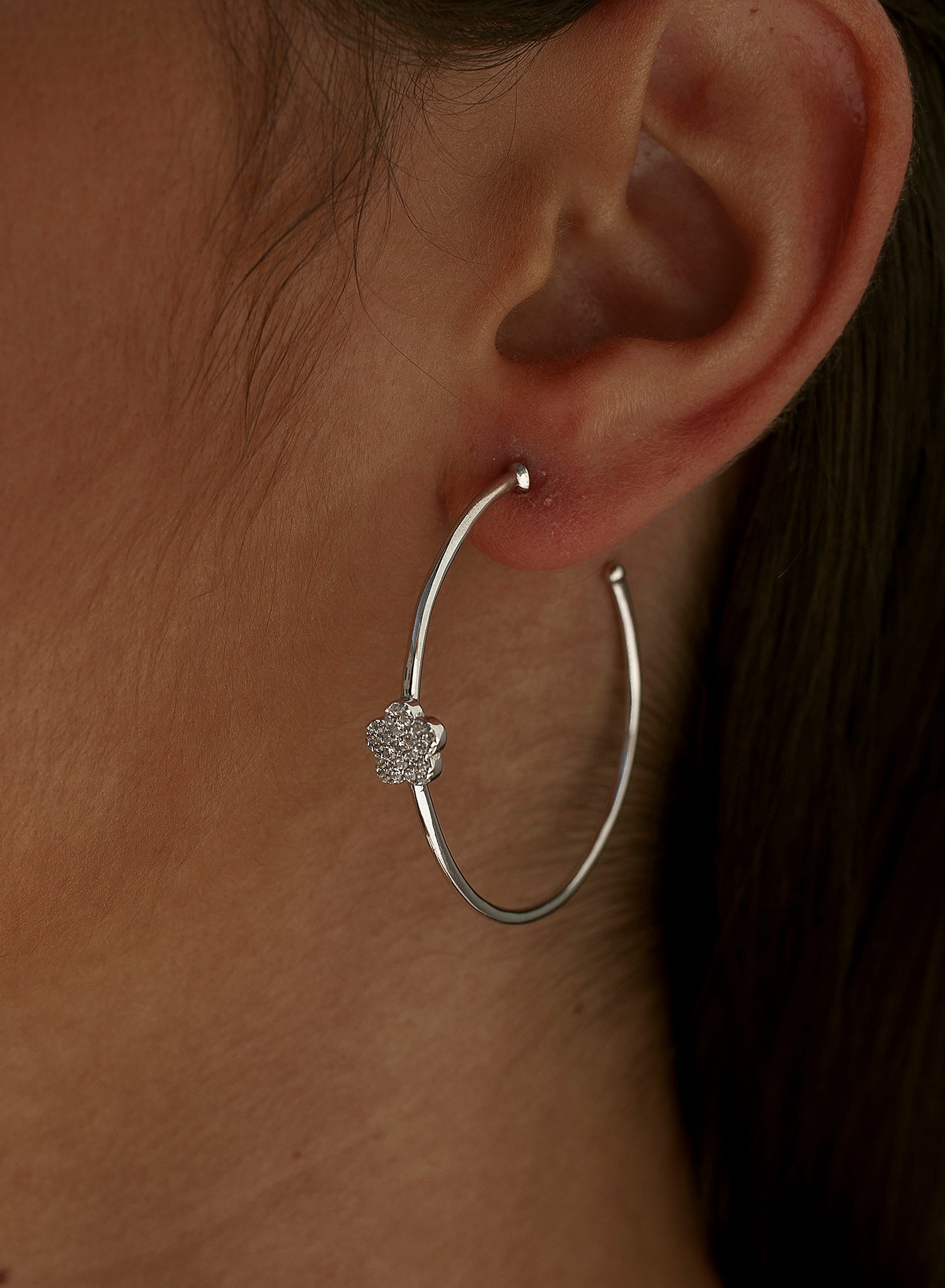 Pendientes aro plata muy fino con motivo de flor y circonitas