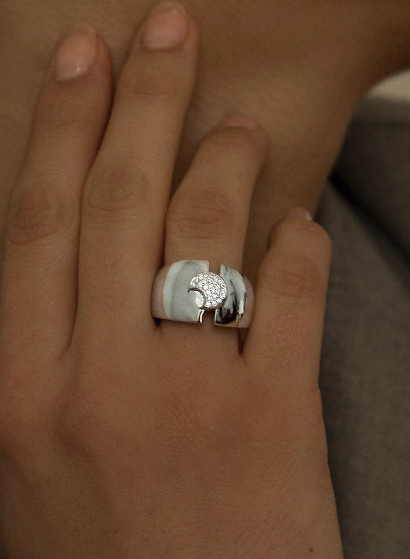 Anillos anchos de plata con luna y circonitas