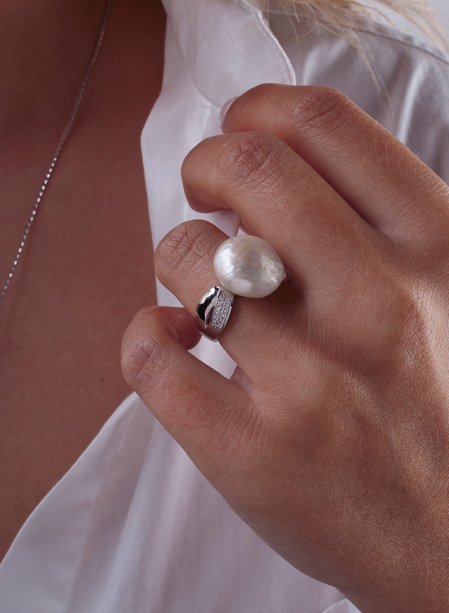 Anillos con perlas diseño irregular con circonitas