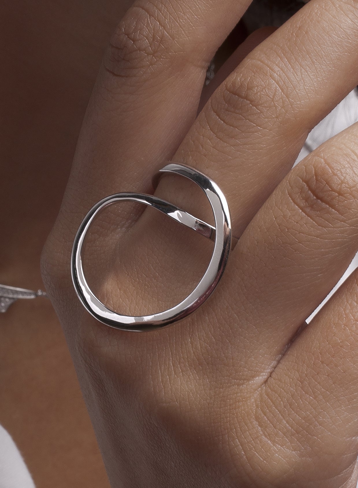 Anillos de diseño circular entrelazado