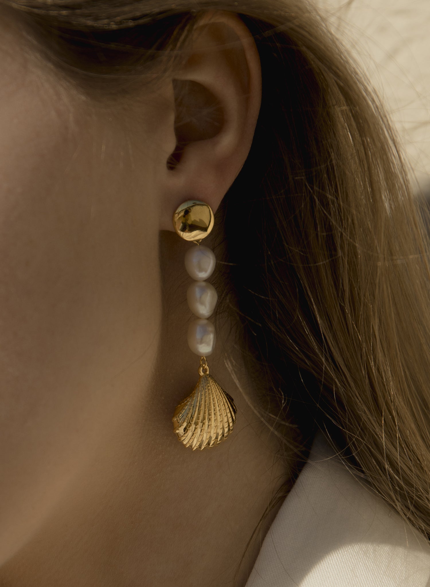 Pendientes largos plata de perlas y diseño concha baño en oro