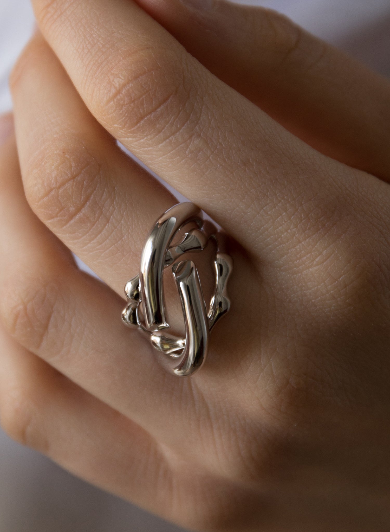 Anillos grandes de plata diseño líquido irregular