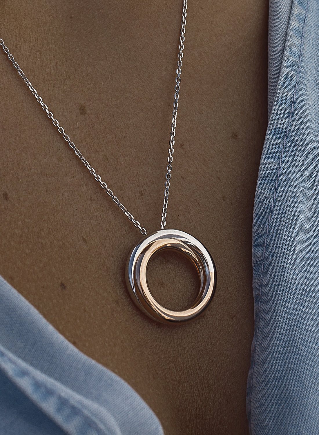 Colgantes bicolor de plata lisa diseño circular en rosa