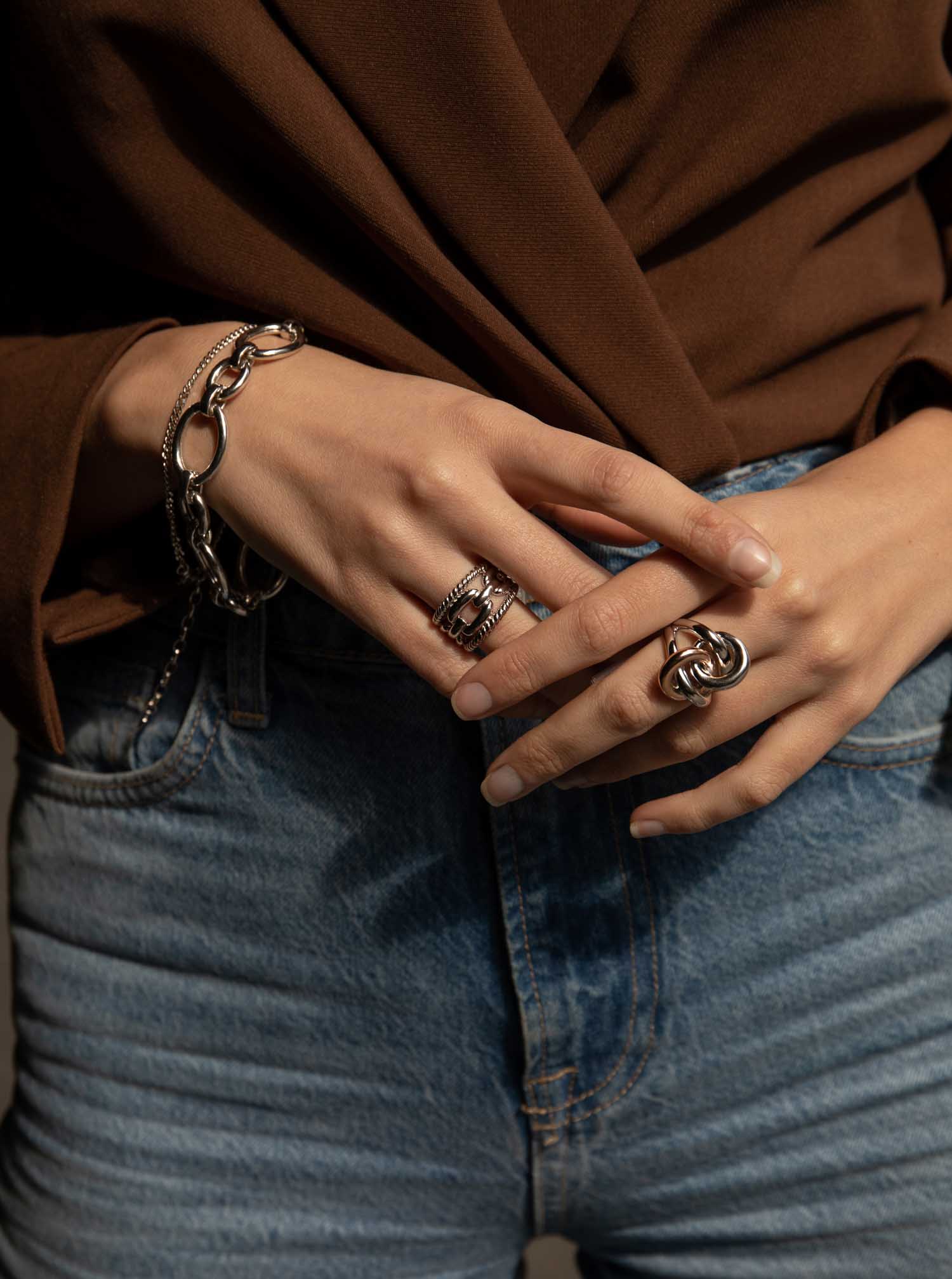 Anillos grandes diseño de nudo central