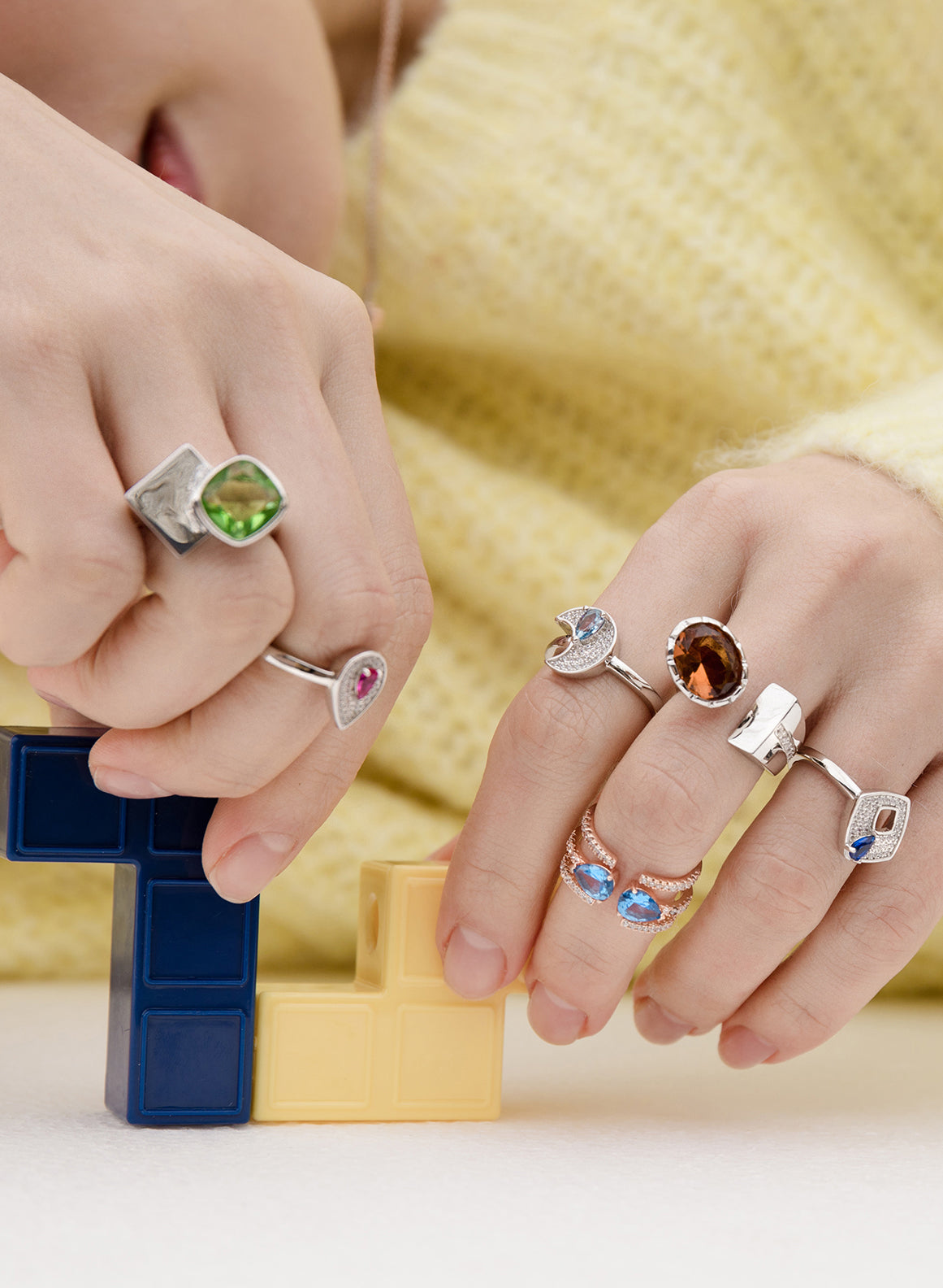 Anillos con piedras en tono verde y motivo de plata lisa