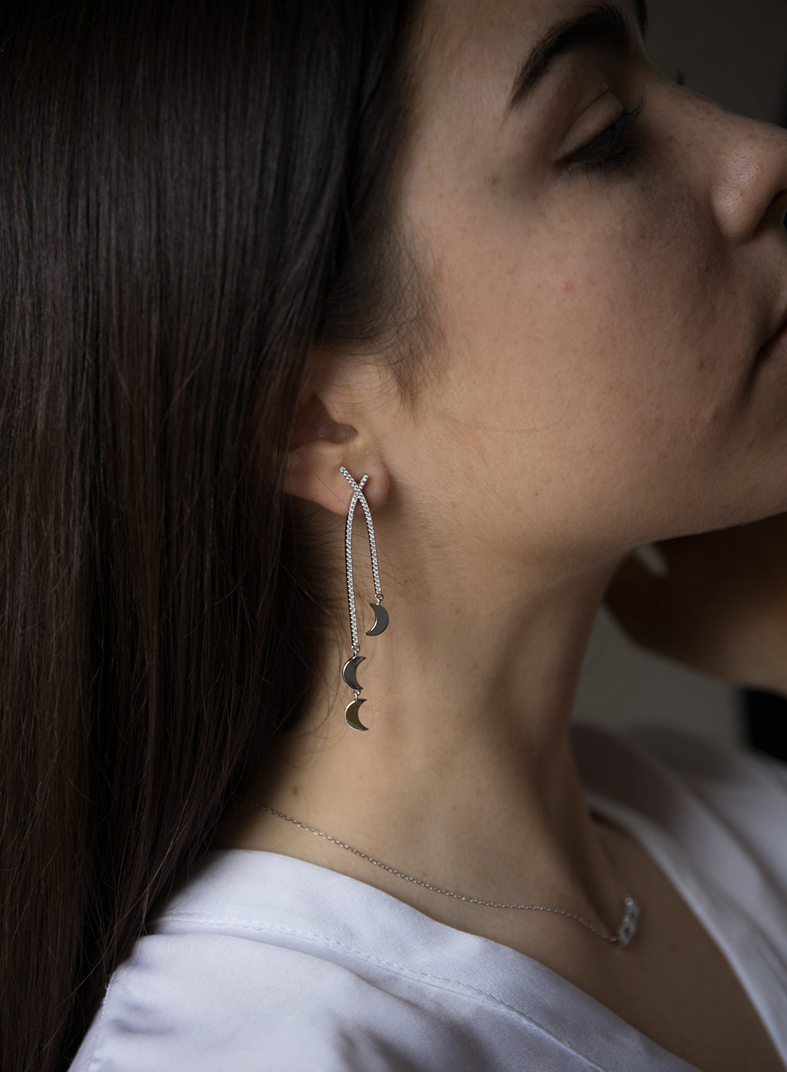 Pendientes largos finos doble raíl y charm de luna