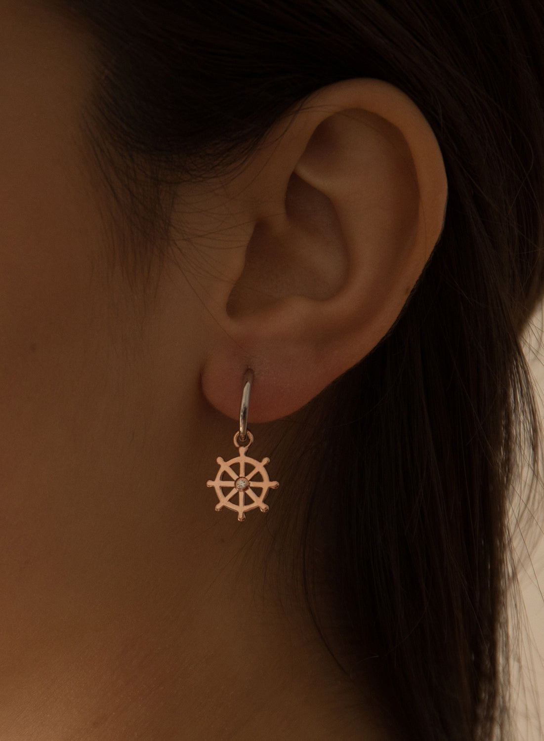 Pendientes aros con colgantes con charm de timón y circonita