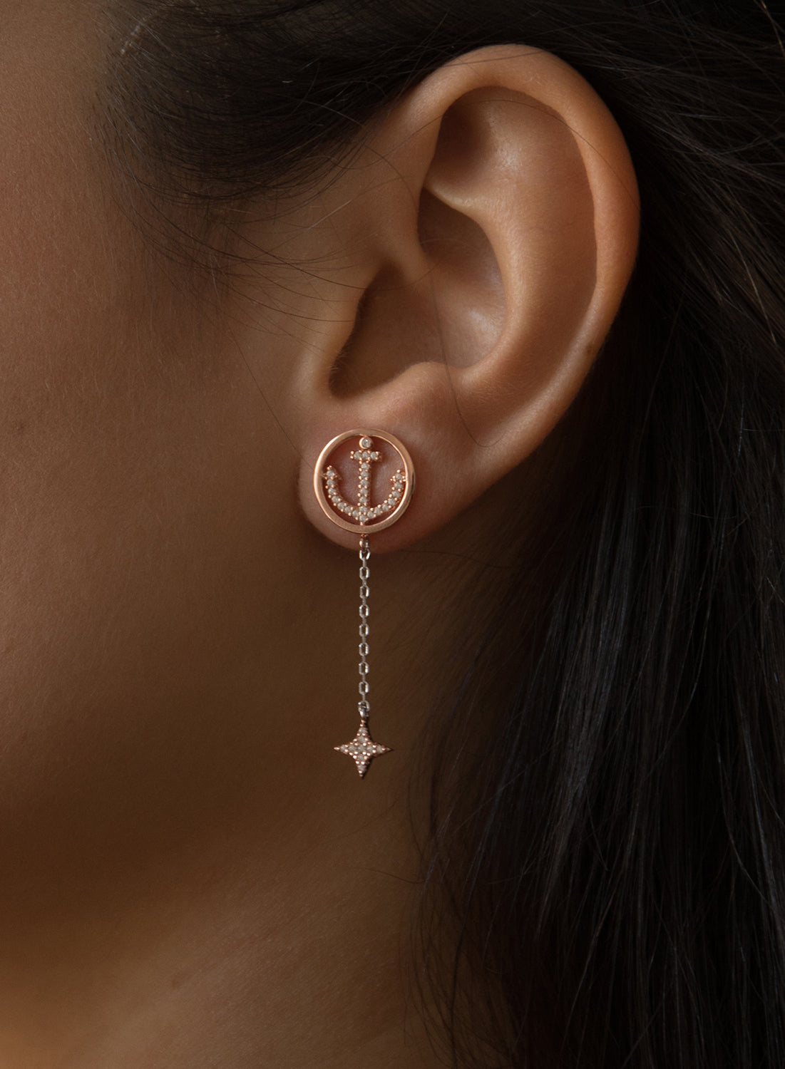 Pendientes largos finos diseño de charms ancla y destello