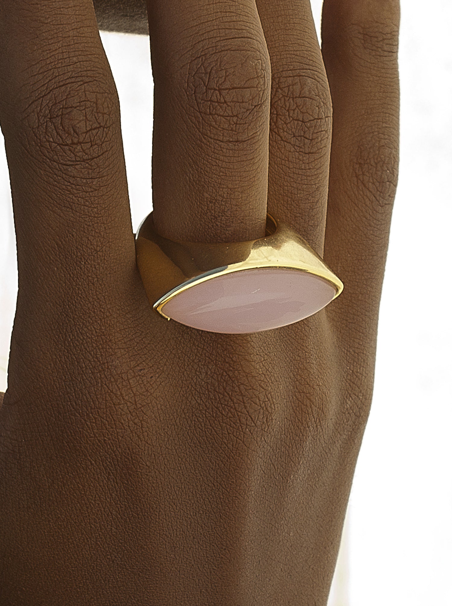 Anillos con piedras tono cuarzo rosa de plata dorada