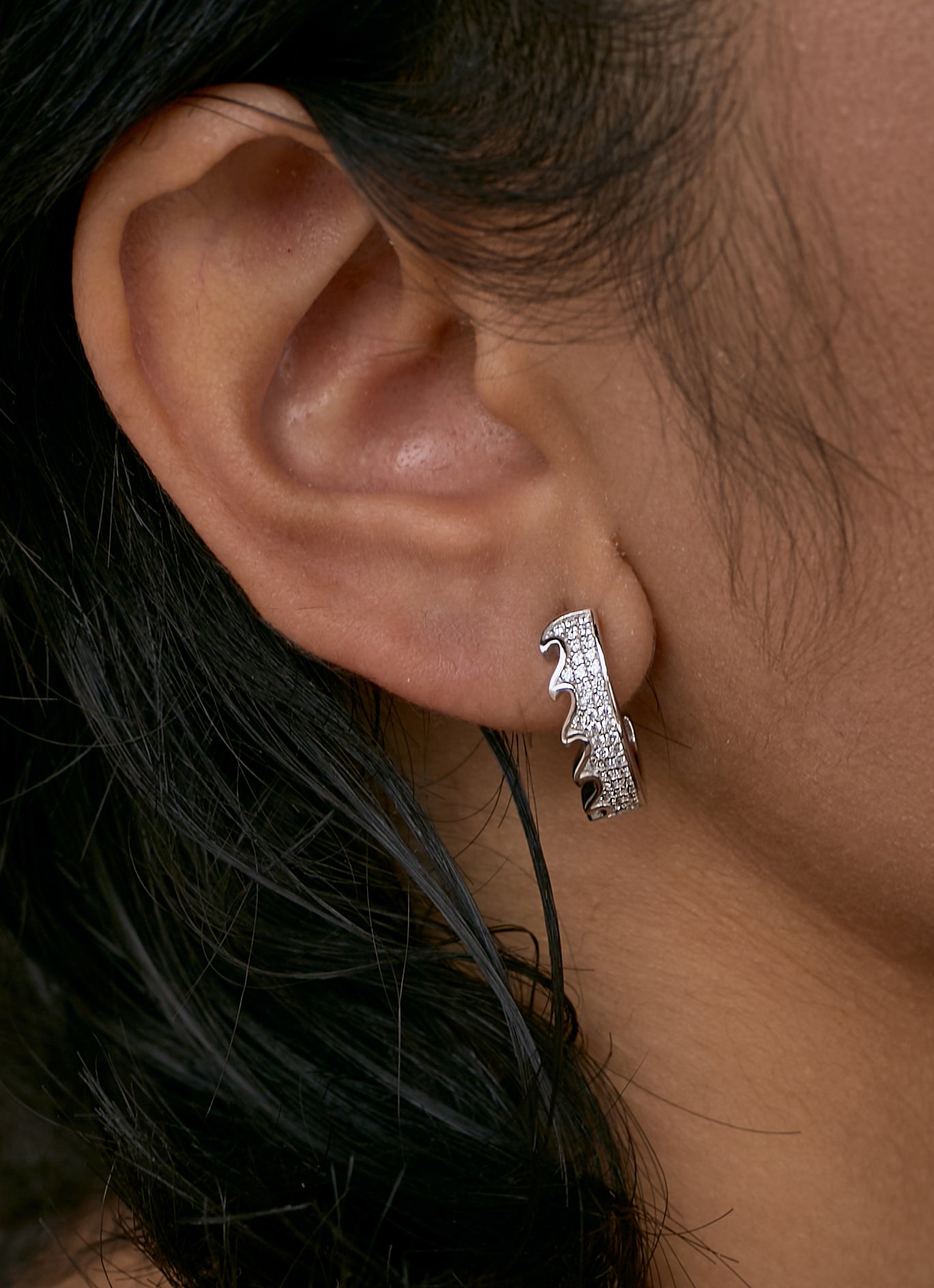 Pendientes aros pequeños con pavé de circonitas diseño olas