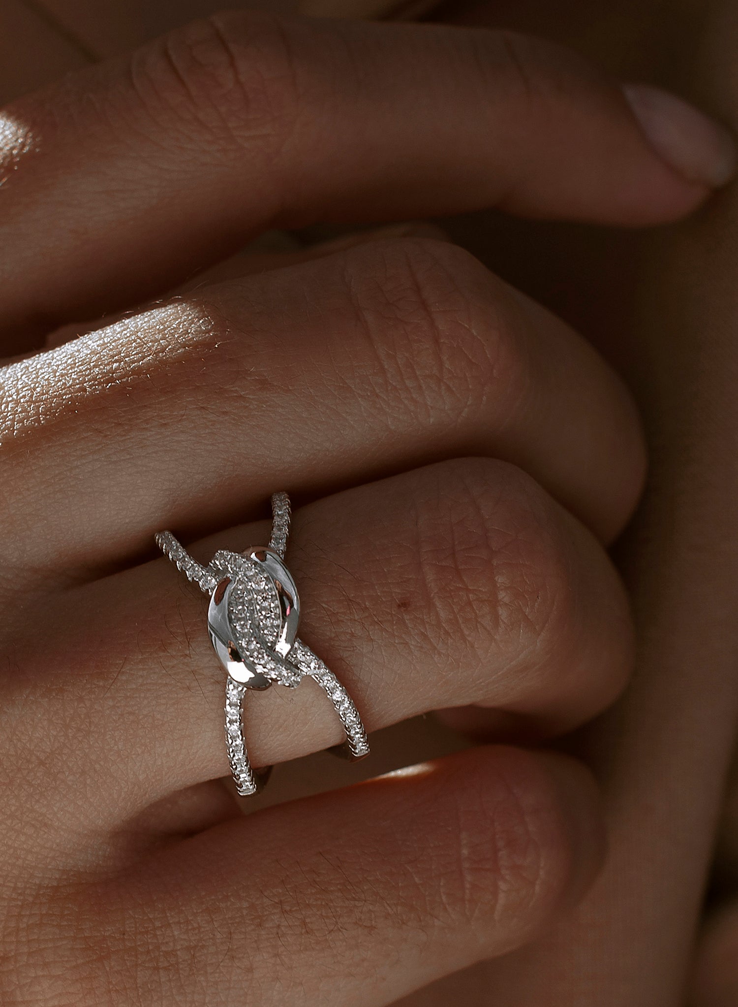 bague zircons design double rail noué